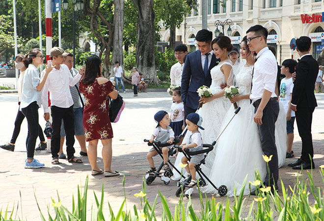 Địa điểm tiếp theo là bờ hồ Hoàn Kiếm, gần 40 cặp đôi xuất hiện khiến phố đi bộ vui nhộn. 
