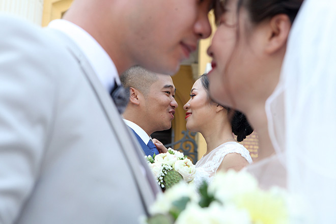 Chụp ảnh cưới trước đám đông nên nhiều cặp đôi khá ngượng ngùng thể hiện tình cảm trước ống kính. 