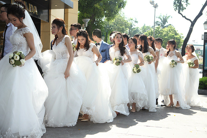 Thời tiết Hà Nội nắng nóng sau những ngày mưa lớn khiến các cô dâu vất vả khi di chuyển từ Nhà hát Lớn ra bờ hồ Hoàn Kiếm.