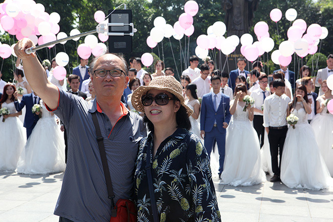  Người nước ngoài thích thú selfie với đoàn cô dâu, chú rể người Việt.