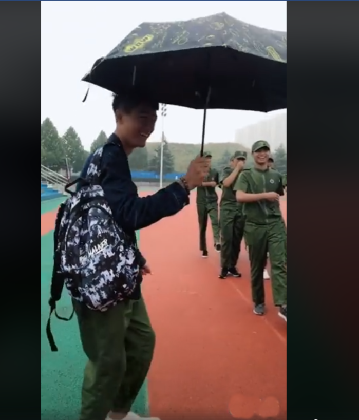 cầm ô che cho bạn gái, xôn xao clip chàng trai che ô cho bạn gái tập quân sự