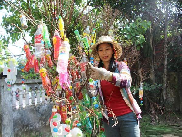 Tình nguyện viên sáng tạo tác phẩm nghệ thuật từ rác thải nhựa tại bãi biển Minh Châu, Quảng Ninh với mong muốn giảm thiểu rác thải nhựa, nâng cao ý thức cộng đồng bảo vệ môi trường biển và tái chế rác thải nhựa