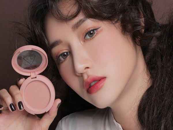 Trang điểm má hồng cho cô dâu nên chọn loại phù hợp