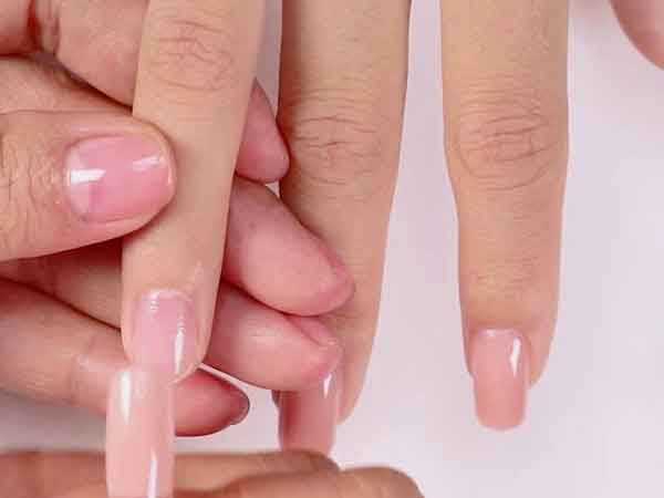 cách dán móng tay giả tương đối dễ thực hiện