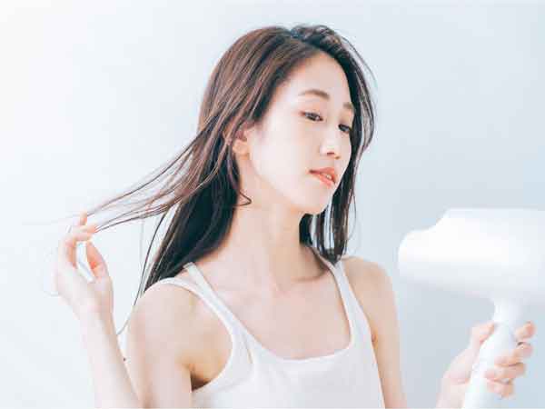 Để tránh tóc bị khô và xơ nên hạn chế việc sử dụng máy sấy tóc