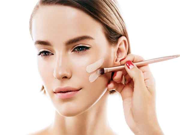 Trang điểm nhẹ nên dùng loại ken nền mỏng nhẹ tự nhiên
