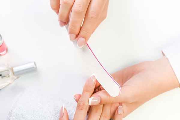 Dũa móng tay nhọn cần được thực hiện tinh tế