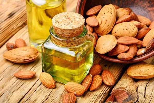 Dầu hạnh nhân chứa nhiều vitamin E, giúp dưỡng ẩm và làm sáng da vùng cổ 