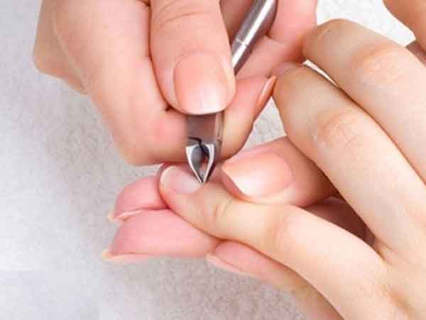 Dũa móng để bề mặt móng tự nhiên không bị gồ ghề khi dán móng