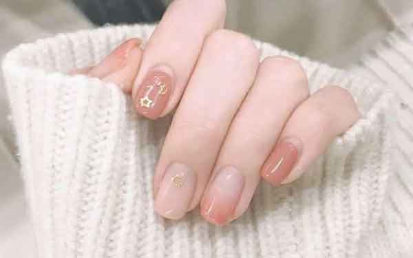 Màu sơn móng tay nude hồng pastel làm trắng da