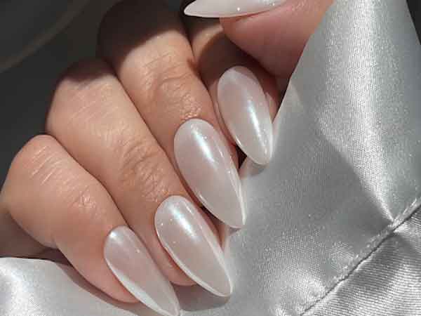 Màu sơn trắng ngọc trai là một trong những lựa chọn hoàn hảo để làm sáng da