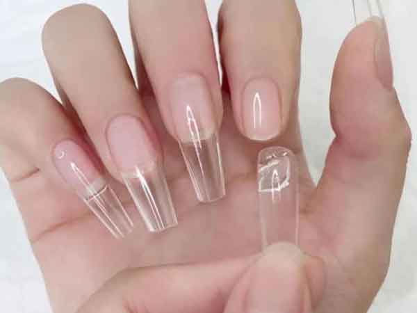 Khi dán móng cần phải chọn một loại keo dán phù hợp