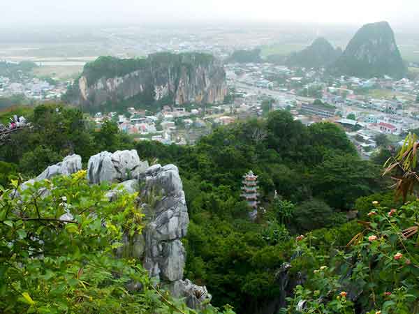 Ngũ Hành Sơn, hay còn gọi là núi Non Nước