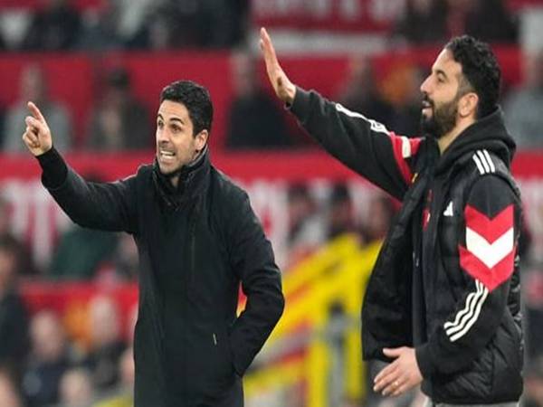 Arsenal sa sút và khoảng cách lớn