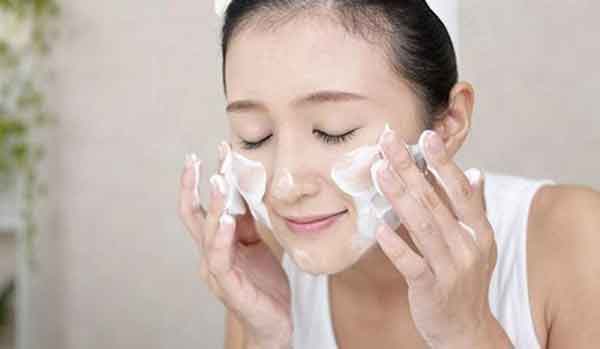 Sữa rửa mặt là một sản phẩm chăm sóc da có tác dụng làm sạch