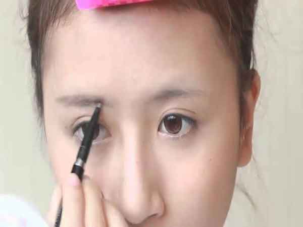Cách trang điểm mặt nhẹ ngàng đi làm