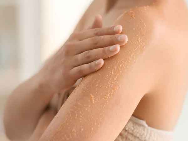Tia UV từ ánh nắng mặt trời là yếu tố chính gây sạm màu da body