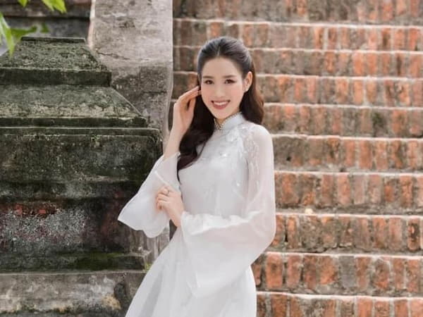 Tóc uốn xoăn lơi nhẹ nhàng mặc áo dài truyền thống